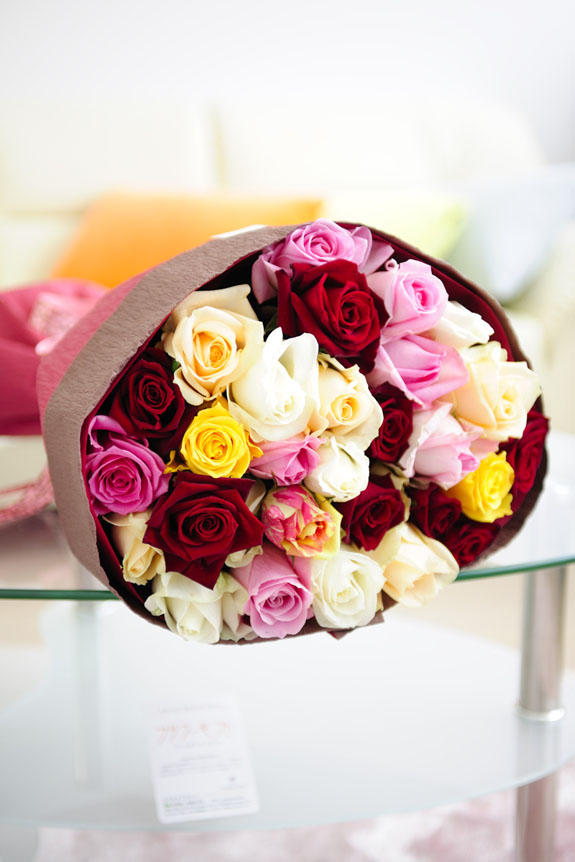 カラフルで鮮やか、誕生日、結婚、長寿、新築、退職などのお祝い事にオススメのミックスバラの花束・ブーケです。