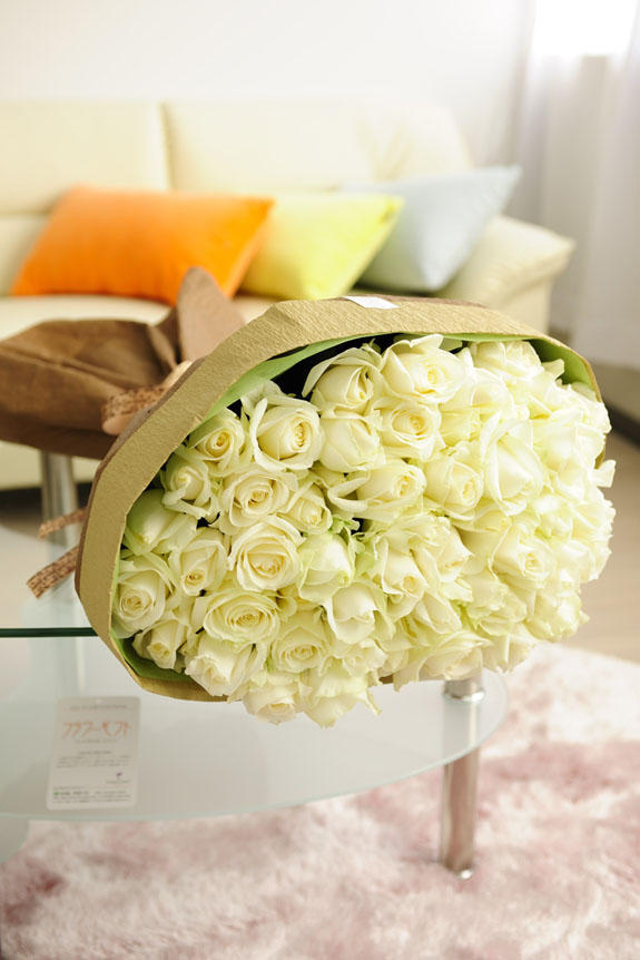 清楚で爽やか、誕生日、結婚、長寿、新築、退職などのお祝い事にオススメの白バラの花束・ブーケです。