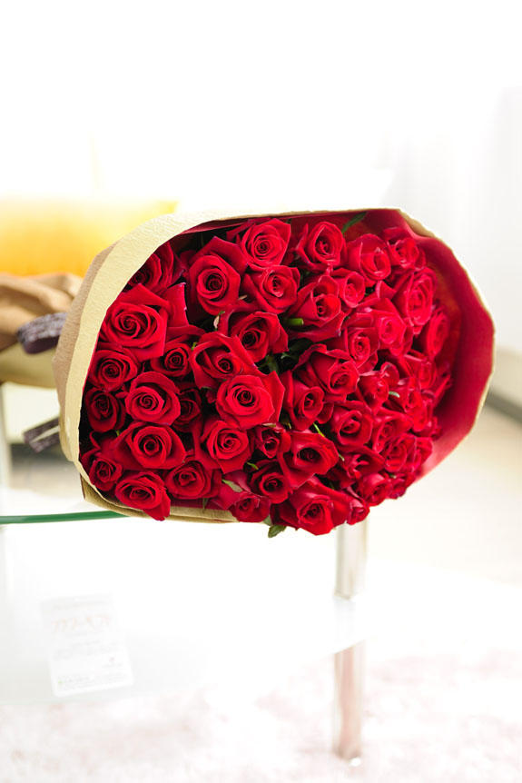 情熱的なビビットカラー、誕生日、結婚、長寿、新築、退職などのお祝い事にオススメの赤バラの花束・ブーケです。