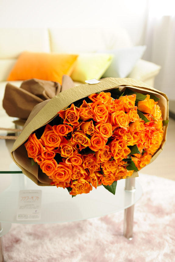 明るく爽やか、誕生日、結婚、長寿、新築、退職などのお祝い事にオススメのオレンジバラの花束・ブーケです。