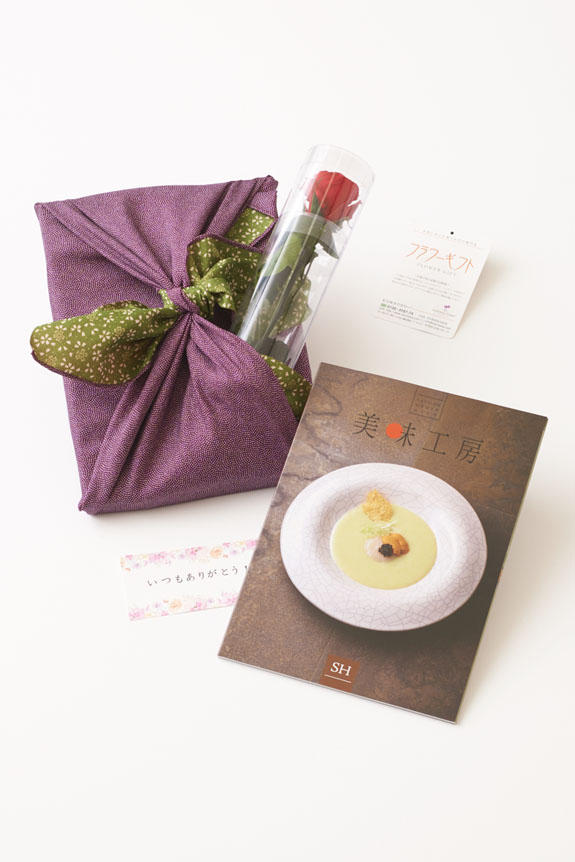 <p>ステムローズとグルメカタログギフト（Best Gourmet/BG021ピレネー）風呂敷（紫/グリーン）にはメッセージカードをお付けすることが可能です。</p>