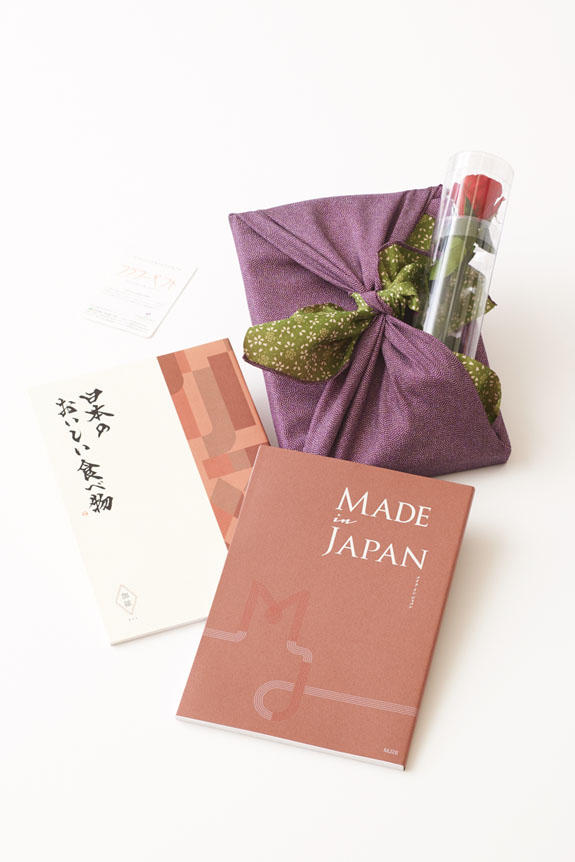 <p>贈り物（ステムローズとカタログ）を風呂敷（紫/グリーン）で華やかに彩ります。</p>