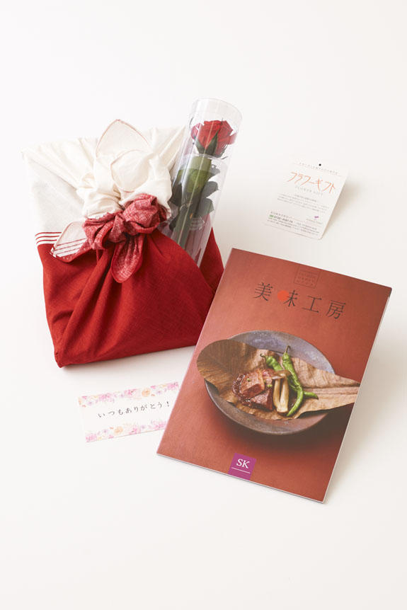 <p>ステムローズとグルメカタログギフト（Best Gourmet/BG031サンジェルマン）風呂敷（華包み）にはメッセージカードをお付けすることが可能です。</p>