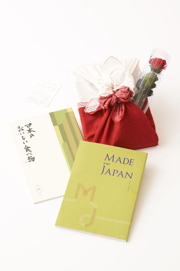 <p>贈り物（ステムローズとカタログ）を風呂敷の「華包み」で華やかに彩ります。</p>