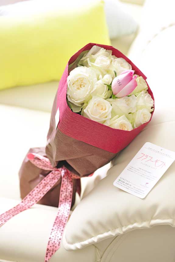 白バラの花束・ブーケです。中心にメッセージが入った異なる色のバラが1本入ります。