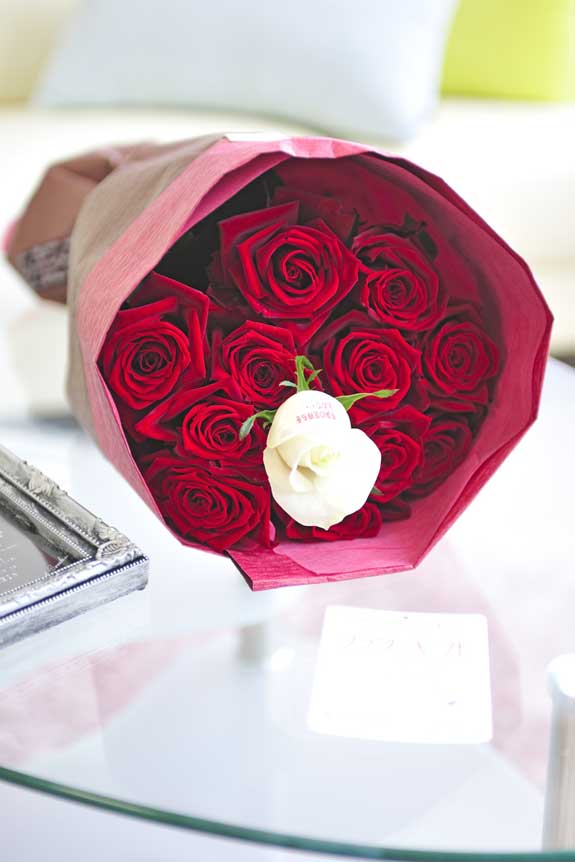 情熱的なビビットカラー、誕生日、結婚、長寿、新築、退職などのお祝い事にオススメ、花びらにメッセージ入りの赤バラの花束・ブーケです。