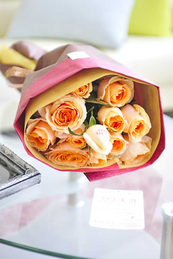 明るく爽やか、誕生日、結婚、長寿、新築、退職などのお祝い事にオススメ、花びらにメッセージ入りのオレンジバラの花束・ブーケです。
