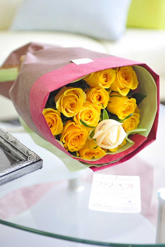 明るく爽やか、誕生日、結婚、長寿、新築、退職などのお祝い事にオススメ、花びらにメッセージ入りの黄色バラの花束・ブーケです。