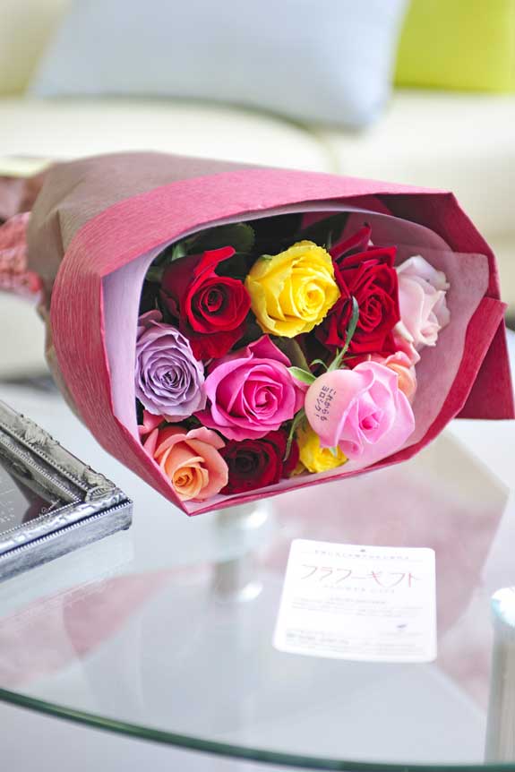 カラフルで鮮やか、、誕生日、結婚、長寿、新築、退職などのお祝い事にオススメ、花びらにメッセージ入りのミックス色バラの花束・ブーケです。