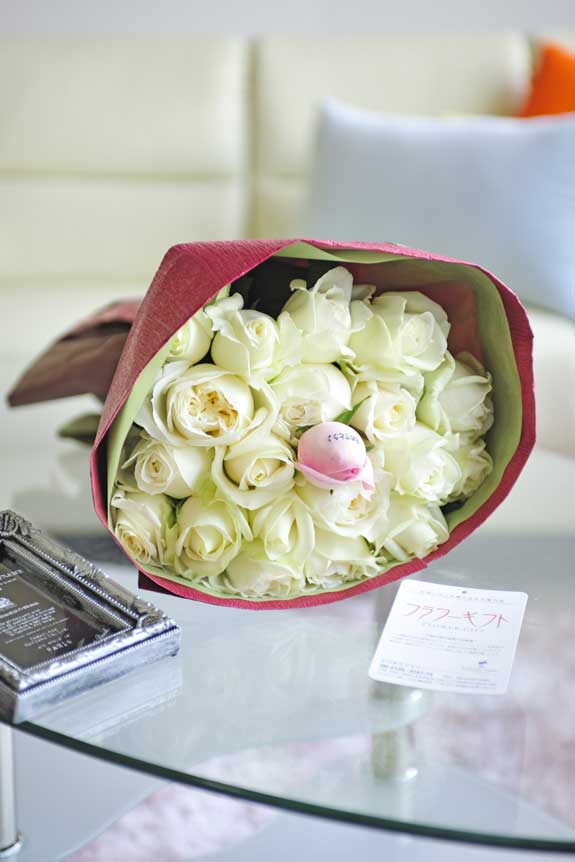 清楚で爽やか、誕生日、結婚、長寿、新築、退職などのお祝い事にオススメ、花びらにメッセージ入りの白バラの花束・ブーケです。