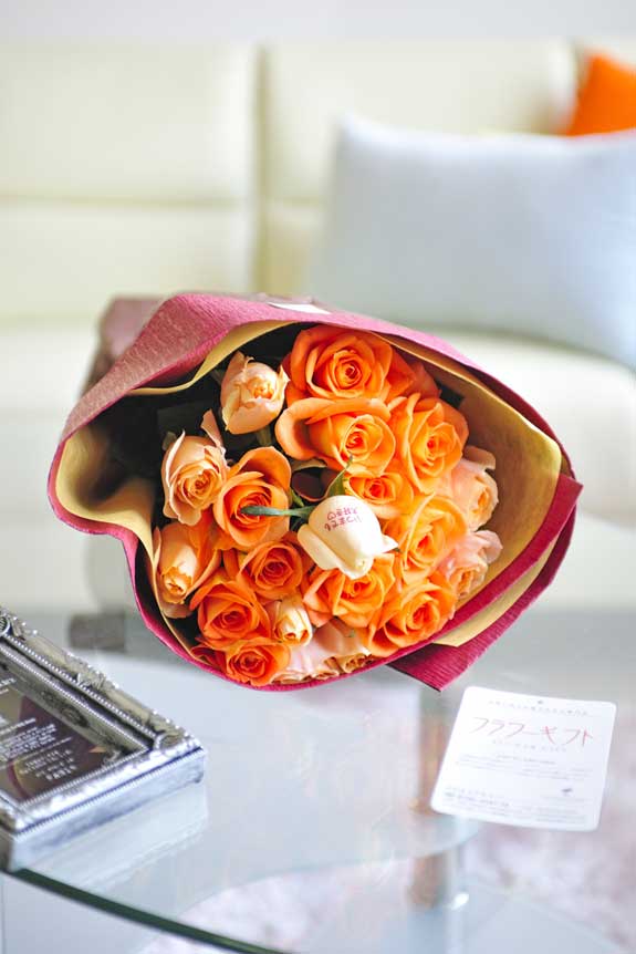 明るく爽やか、誕生日、結婚、長寿、新築、退職などのお祝い事にオススメ、花びらにメッセージ入りのオレンジバラの花束・ブーケです。