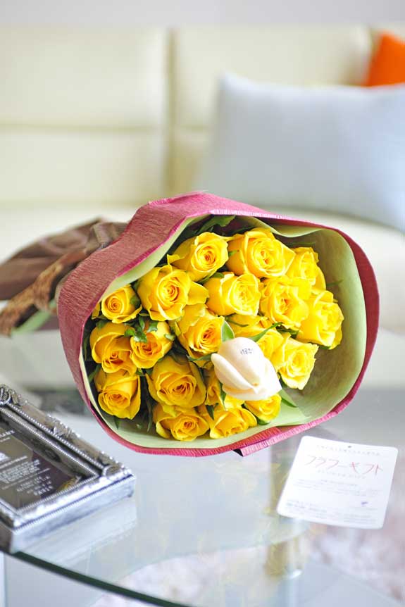 明るく爽やか、誕生日、結婚、長寿、新築、退職などのお祝い事にオススメ、花びらにメッセージ入りの黄色バラの花束・ブーケです。
