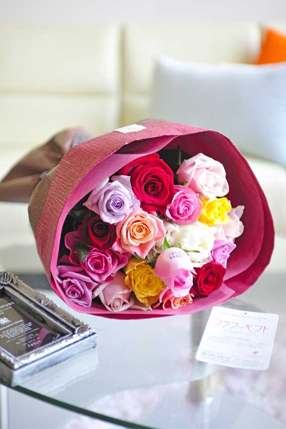 カラフルで鮮やか、、誕生日、結婚、長寿、新築、退職などのお祝い事にオススメ、花びらにメッセージ入りのミックス色バラの花束・ブーケです。