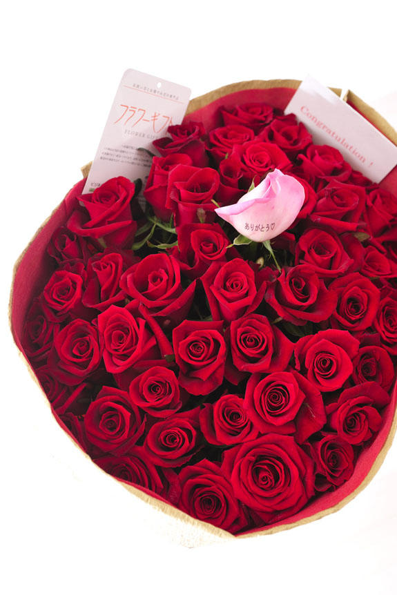 <p>花びらにメッセージ入りの赤バラの花束・ブーケにはメッセージカーが無料で付けられます。</p>