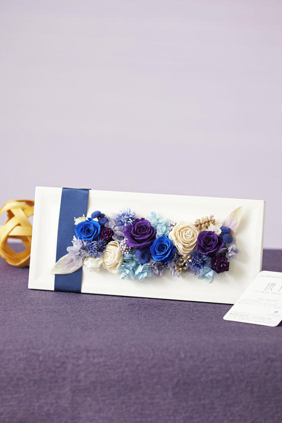 白いトレーに、供花にふさわしい色使いのリボン＆お花でお仕立てするプリザーブドフラワーです。
