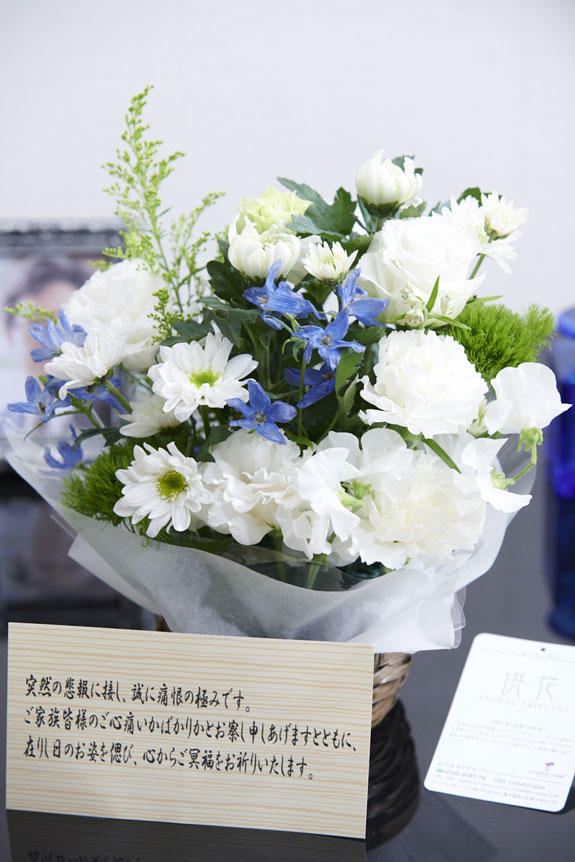 淡いカラーが主張しすぎず、供花、お悔やみ花としてお薦めしたアレンジメントフラワーです。