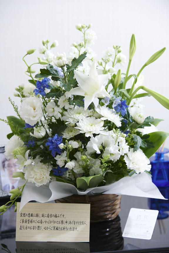 淡いカラーが主張しすぎず、供花、お悔やみ花としてお薦めしたアレンジメントフラワーです。