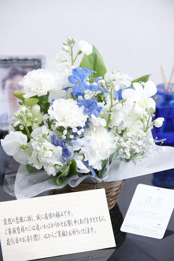 淡いカラーが主張しすぎず、供花、お悔やみ花としてお薦めしたアレンジメントフラワーです。