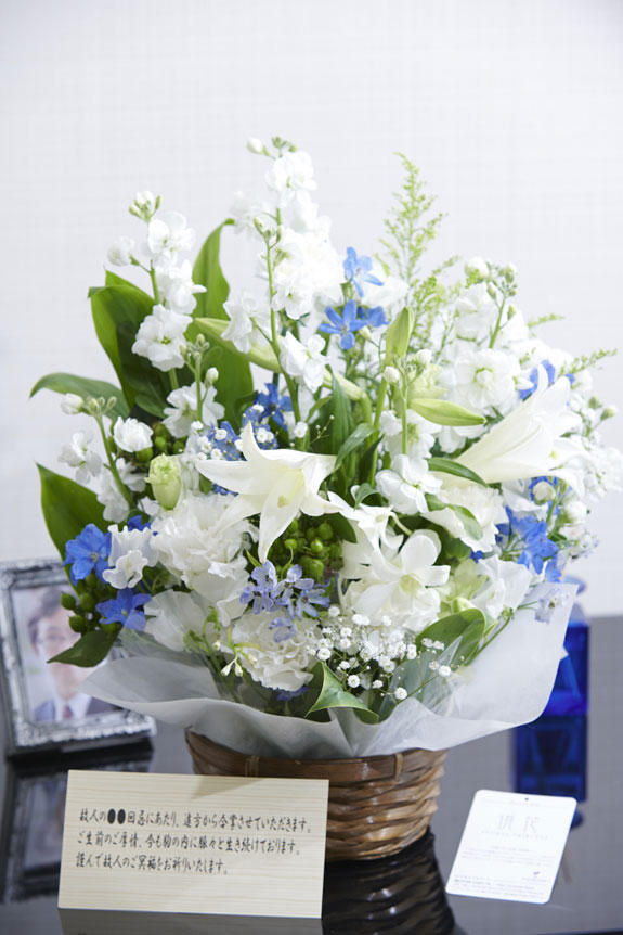 淡いカラーが主張しすぎず、供花、お悔やみ花としてお薦めしたアレンジメントフラワーです。