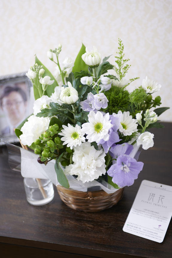 <p>お悔やみの気持ちをお花にして伝えることができる供花アレンジメントフラワーです。</p>