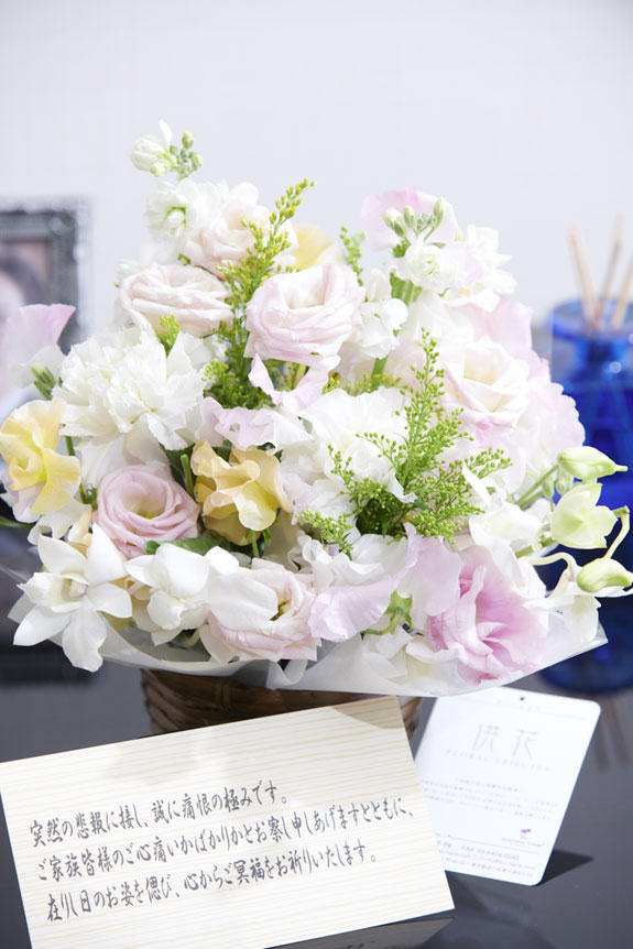 淡いカラーが主張しすぎず、供花、お悔やみ花としてお薦めしたアレンジメントフラワーです。