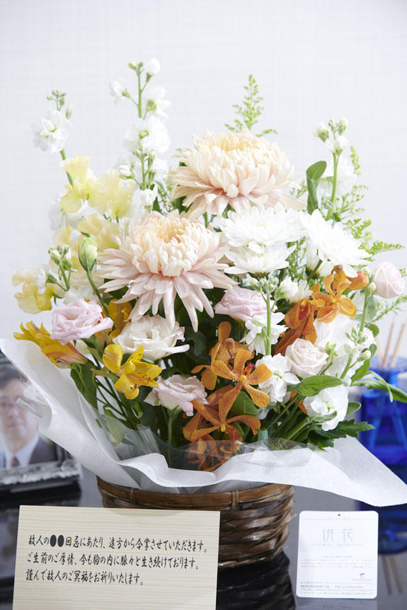 淡いカラーが主張しすぎず、供花、お悔やみ花としてお薦めしたアレンジメントフラワーです。