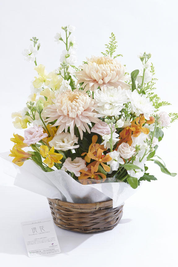 <p>白ベースにイエローとピンクの差し色が供花、お悔やみ花に向いているアレンジメントフラワーです。</p>