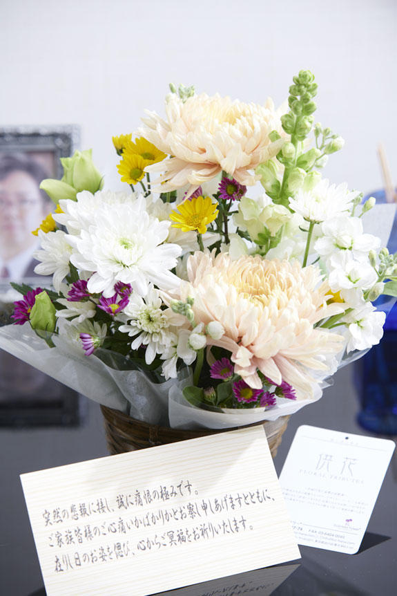 淡いカラーが主張しすぎず、供花、お悔やみ花としてお薦めしたアレンジメントフラワーです。