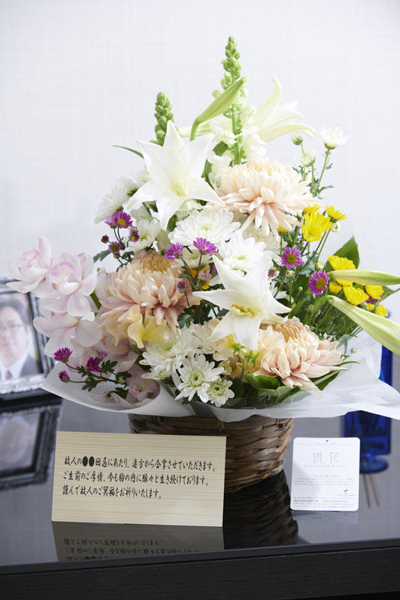 淡いカラーが主張しすぎず、供花、お悔やみ花としてお薦めしたアレンジメントフラワーです。