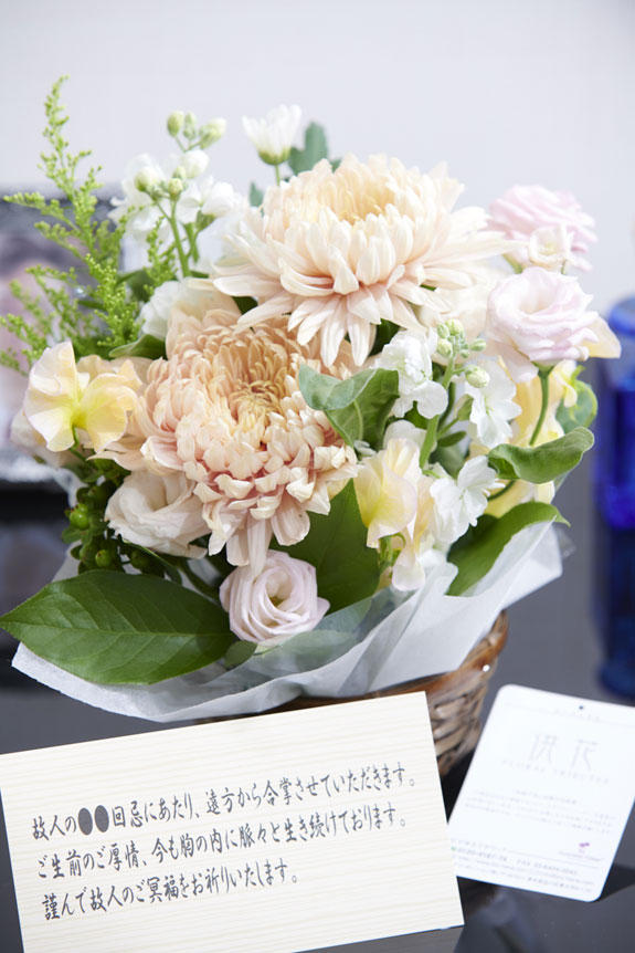 菊を中心とした淡いカラーが主張しすぎず、供花、お悔やみ花としてお薦めしたアレンジメントフラワーです。