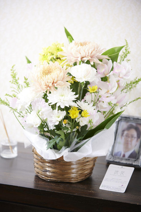 セミオーダー供花アレンジメントの一例（和風、イエロー＆ピンク指定）