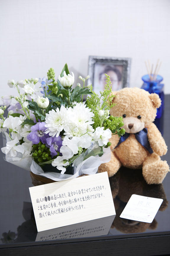 故人の温もりをどこらかに感じさせてくれるクマのぬいぐるみとお供え花との供花アレンジメントフラワーを組み合わせた新しい供花ギフトセット