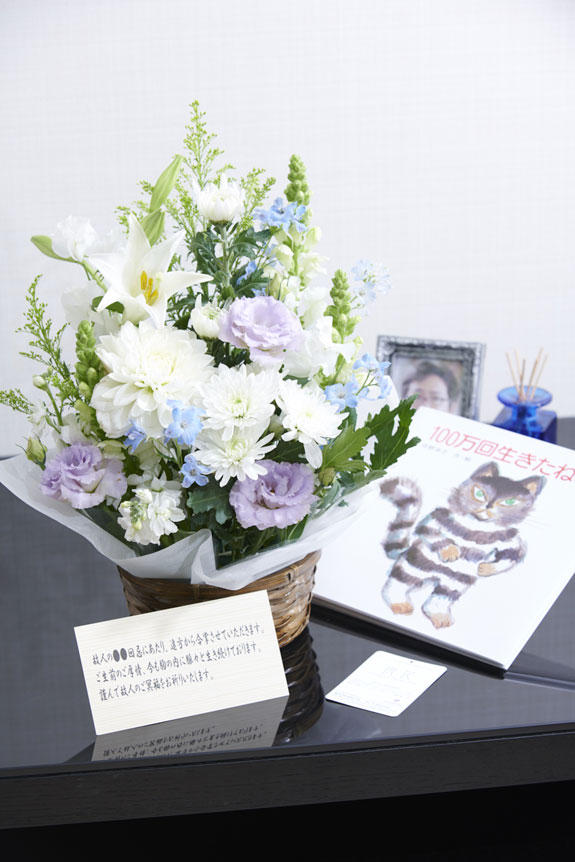 心に沁みるストーリーの絵本とお供え花との供花アレンジメントフラワーを組み合わせた新しい供花ギフトセット