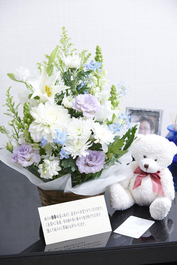 故人の温もりをどこらかに感じさせてくれるクマのぬいぐるみとお供え花との供花アレンジメントフラワーを組み合わせた新しい供花ギフトセット