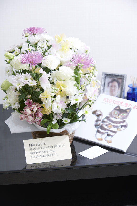 心に沁みるストーリーの絵本とお供え花との供花アレンジメントフラワーを組み合わせた新しい供花ギフトセット