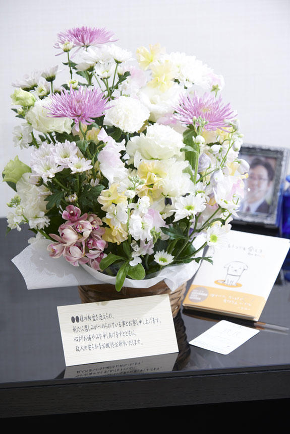 心に沁みるストーリーの絵本とお供え花との供花アレンジメントフラワーを組み合わせた新しい供花ギフトセット