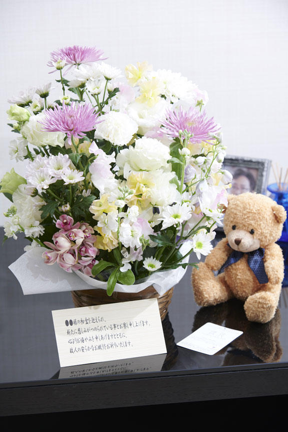 故人の温もりをどこらかに感じさせてくれるクマのぬいぐるみとお供え花との供花アレンジメントフラワーを組み合わせた新しい供花ギフトセット