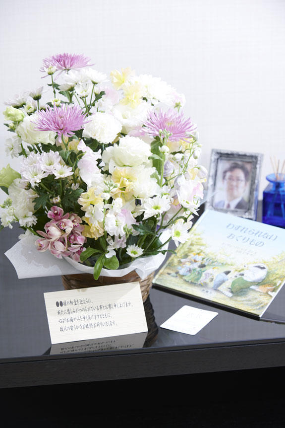 心に沁みるストーリーの絵本とお供え花との供花アレンジメントフラワーを組み合わせた新しい供花ギフトセット