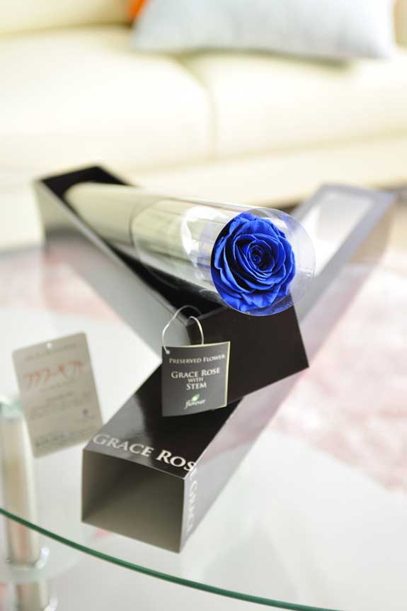プリザーブドフラワーLuxury Rose（グランブルー）は各種お祝い事の簡単なフラワーギフトや贈り物にオススメです。