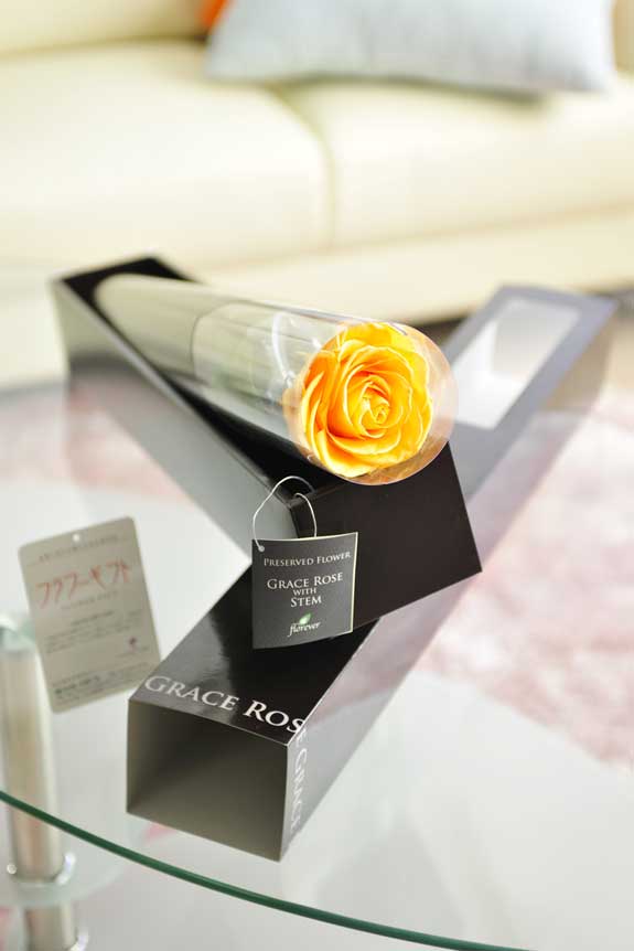 プリザーブドフラワーLuxury Rose（ゴールデンイエロー）は各種お祝い事の簡単なフラワーギフトや贈り物にオススメです。