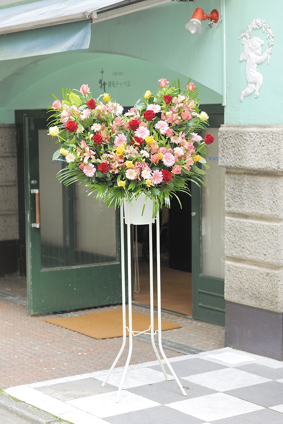 愛嬌たっぷりのお祝いにかわいらしいハート仕立てのスタンド花です。
