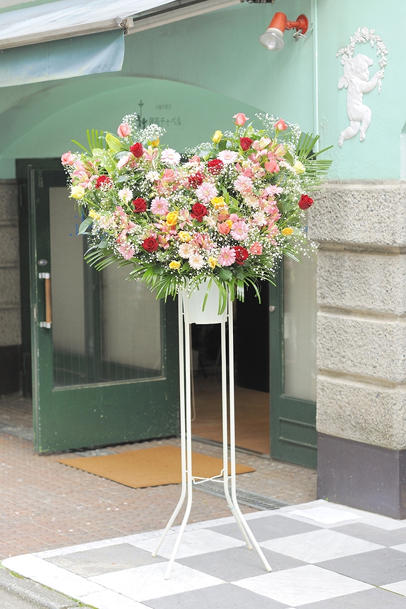 愛嬌たっぷりのお祝いにかわいらしいハート仕立てのスタンド花です。