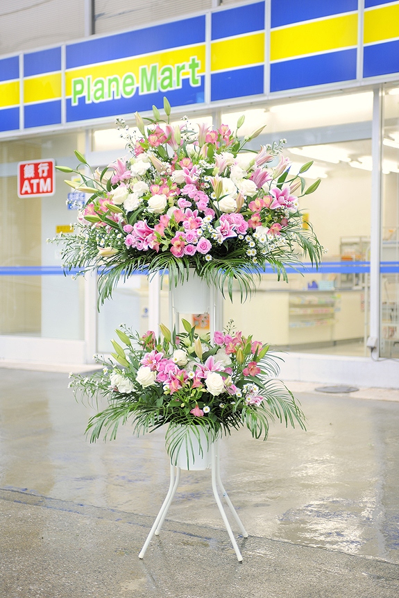 可愛らしさの中にさわやかさ！ピンクと白系2色仕立てのスタンド花二段タイプです。