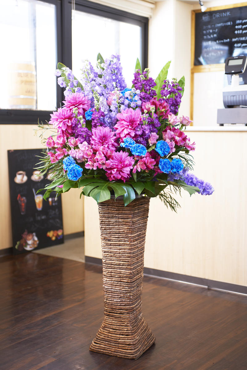 店頭に並んでも目立つカラーとボリューム感のスタンド花。