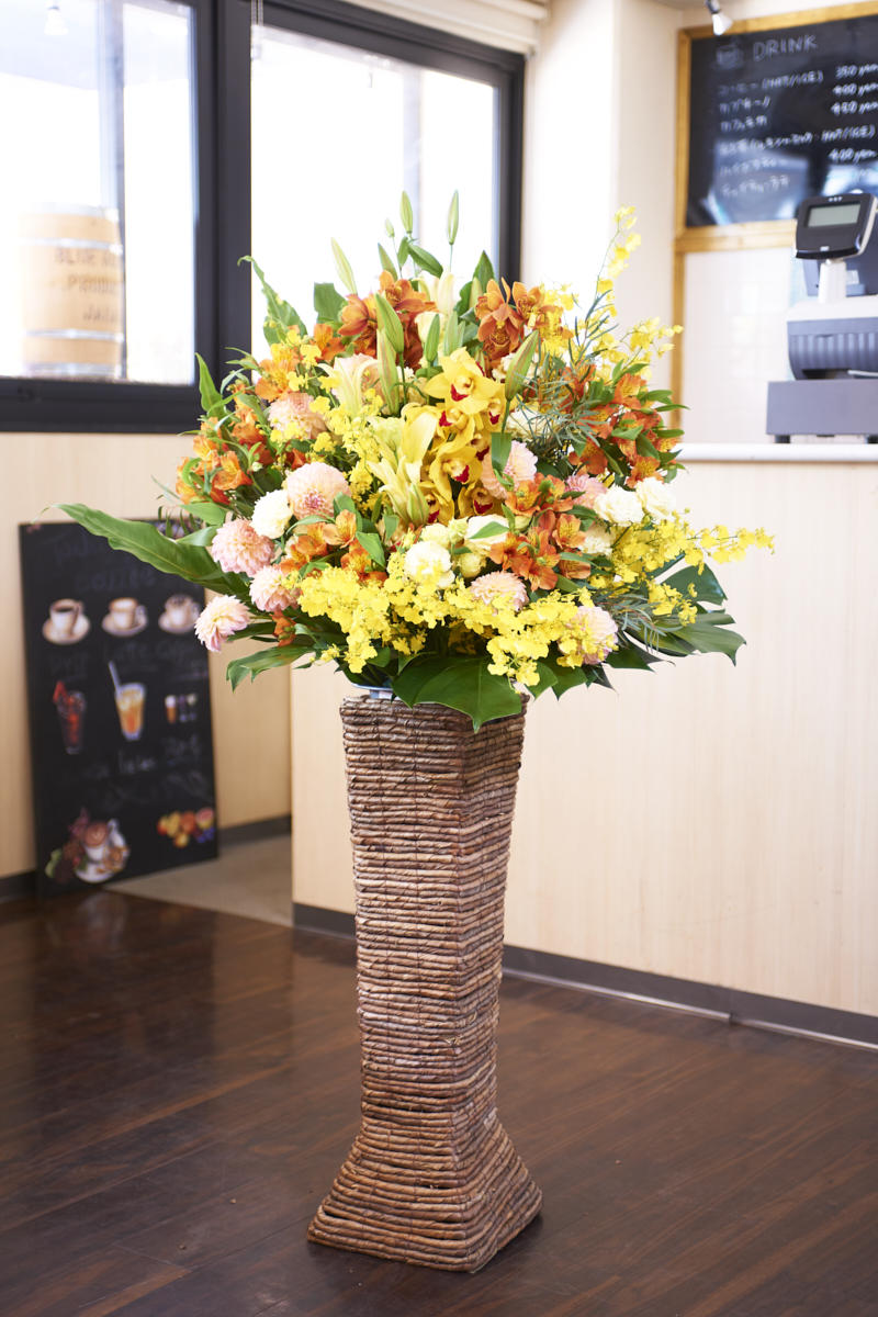 明るい色合いとボリュームが特徴のスタンド花。