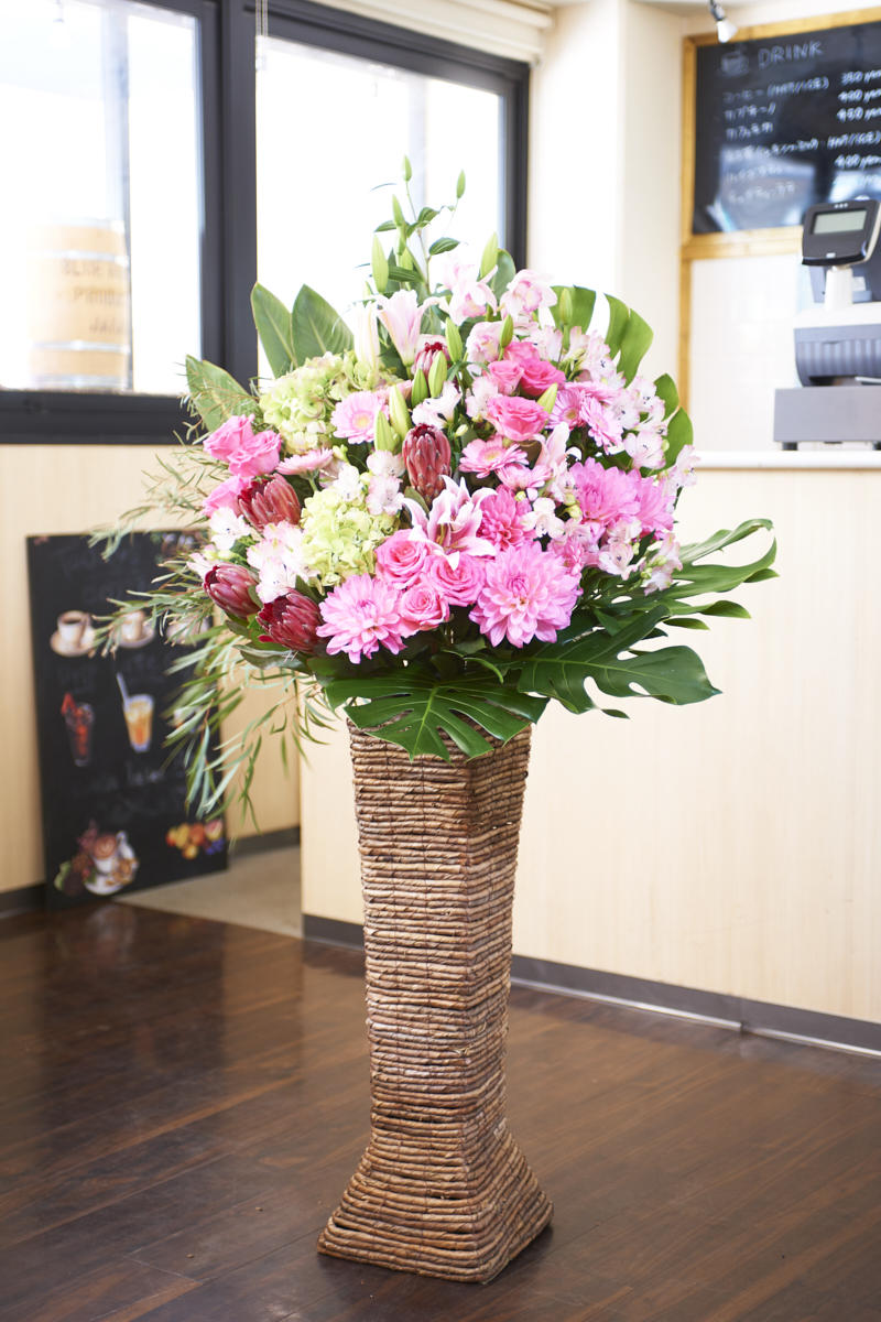可愛らしさと高級感を兼ね備えたスタンド花に仕上がっています。