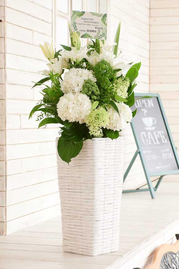 爽やかなお花とスタンド花器の組み合わせが特徴のスタイリッシュなデザイナーズスタンド花です。
