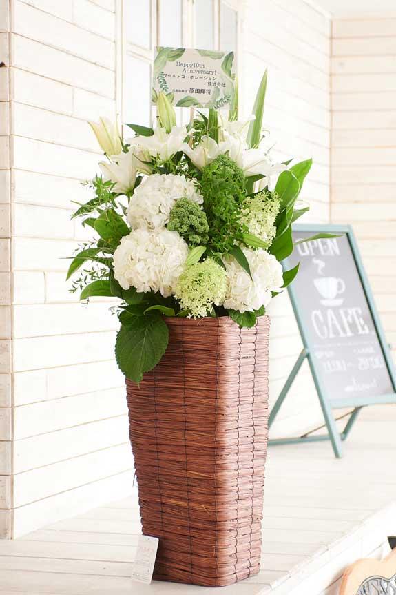 爽やかなお花とスタンド花器の組み合わせが特徴のスタイリッシュなデザイナーズスタンド花です。