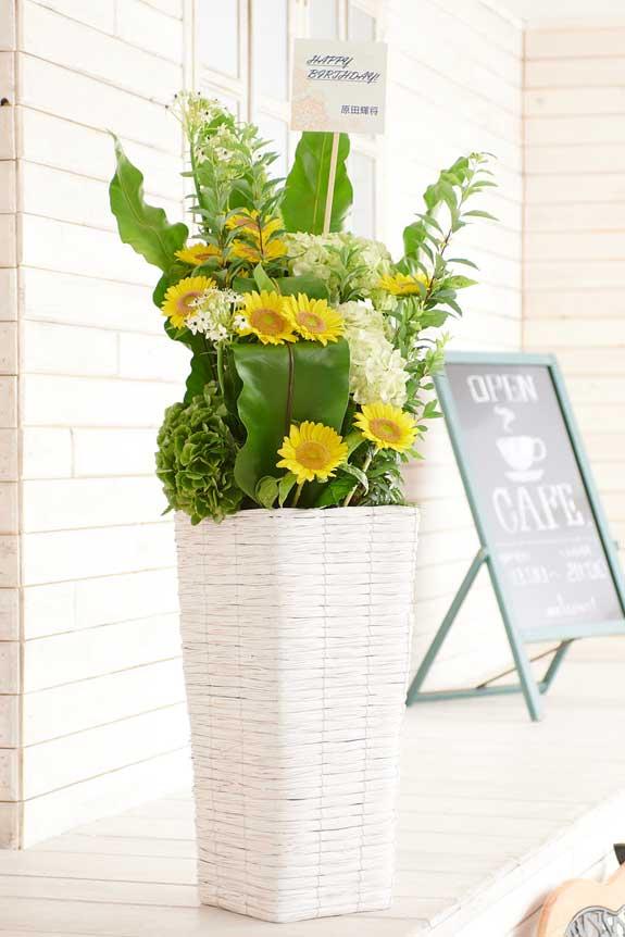 おまかせのお花とスタンド花器の組み合わせが特徴のスタイリッシュなデザイナーズスタンド花です。（写真のお花は夏の仕立ての一例）