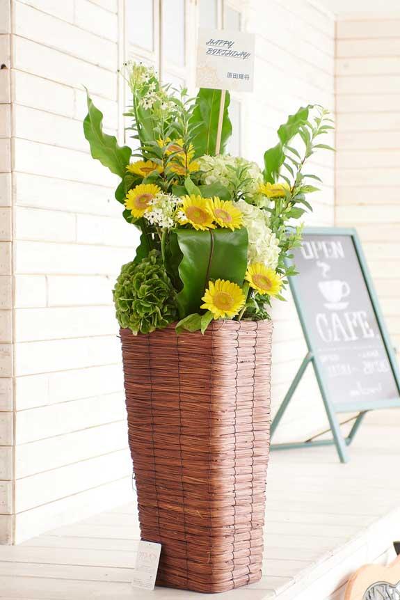 おまかせのお花とスタンド花器の組み合わせが特徴のスタイリッシュなデザイナーズスタンド花です。（写真のお花は夏の仕立ての一例）